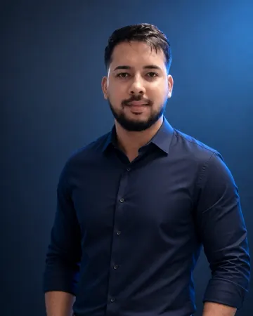 Neylton Benjamim, de camisa azul-marinho